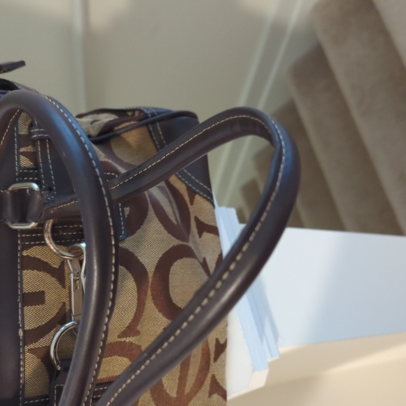 Handbag w/Functioning Front Clasp - Picture 5 of 17